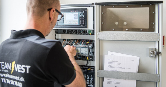 Spjæld- / Serviceelektriker til El-Team Vest A/S i Horsens